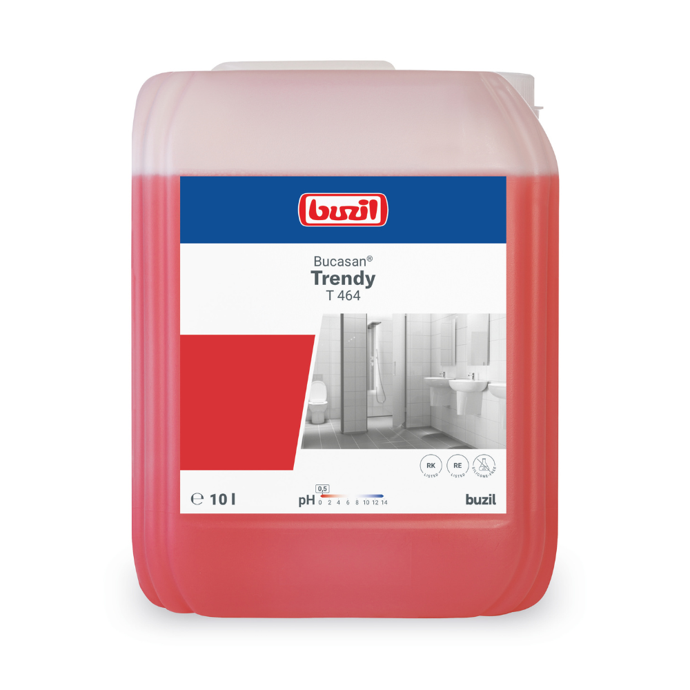 Ein 10-Liter-Behälter Buzil Bucasan® Trendy T 464 Sanitärunterhaltsreiniger duftintensiv von BUZIL-WERK Wagner GmbH & Co. KG ist für die Kalkentfernung konzipiert. Das Etikett zeigt ein Badezimmerbild, wobei der Produktname und der pH-Wert deutlich sichtbar sind. Diese rote Flüssigkeit sorgt für streifenfreien Glanz bei Ihrer Reinigungsroutine.