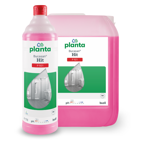 Eine rosa Flasche und ein Behälter mit Buzil Planta Bucasan® Hit P 921 Ökologischer Sanitärunterhaltsreiniger von BUZIL-WERK Wagner GmbH & Co. KG, mit Etiketten mit Bildern, die ein makelloses, streifenfreies Badezimmer zeigen. Diese wirksame Kalkentferner-Lösung hat einen pH-Wert von 2 für überragende Sauberkeit.