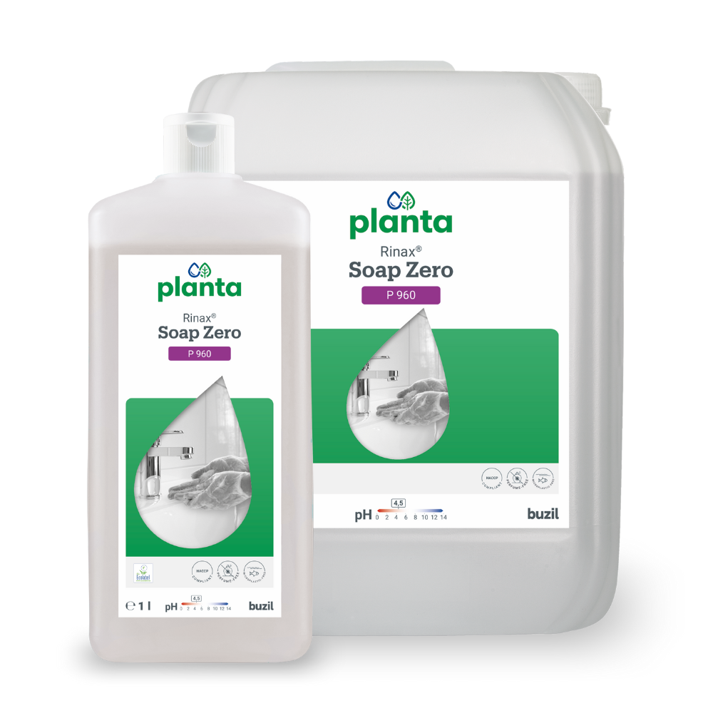 Obrázek dvou nádob Buzil Rinax® Soap Zero P 960 Ekologické mýdlo na ruce od BUZIL-WERK Wagner GmbH & Co. KG. Menší láhev stojí před větším džbánem. Obě mají bílé etikety se zelenou kapkovou formou, kuchyňským obrázkem a informacemi o pH. Toto mýdlo, známé svou šetrností k pokožce, podporuje udržitelné čistící praktiky s ekologickými ingrediencemi.