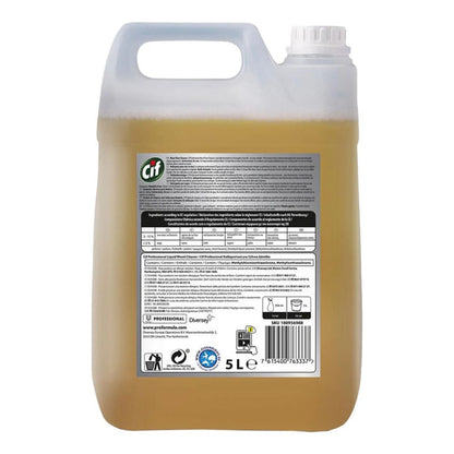 Pětilitrový kontejner Cif Professional čistič na dřevěné podlahy od Diversey Deutschland GmbH & Co. OHG má držadlo a šroubovací uzávěr, takže je ideální pro profesionální úklid. Štítek obsahuje informace o produktu, pokyny a bezpečnostní symboly. Světle jantarová kapalina uvnitř je ideální pro zachování lesku laminátových podlah.