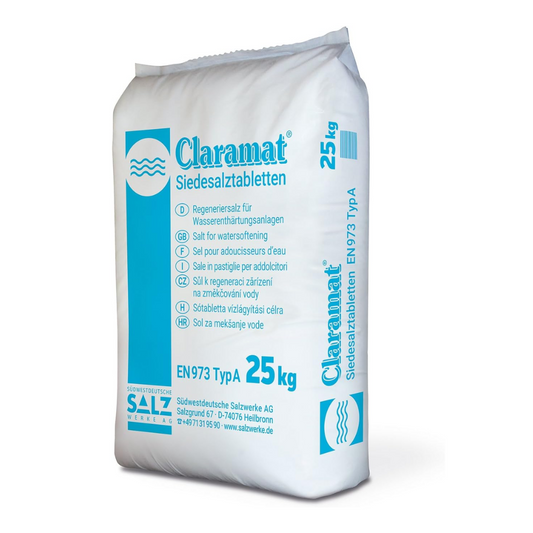 Ausgestellt ist ein 25 kg Sack Claramat® Siedesalztabletten Regeneriersalz der Südwestdeutschen Salzwerke, gekennzeichnet mit EN 973 Typ A. Der mehrsprachige Text beschreibt die Verwendung als Regeneriersalz für Wasserenthärtungsanlagen bzw. Ionen-Austauschersysteme. Auf der Verpackung sind eine blaue Grafik und die Kontaktdaten des Unternehmens zu finden.