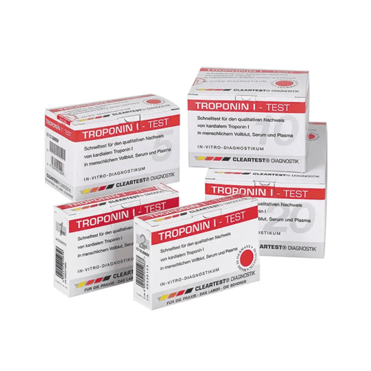 Pět krabiček testu Cleartest® Troponin I pro plnou krev k detekci infarktu od společnosti Servoprax GmbH je uspořádáno vedle sebe. Obal je převážně bílý s červenými prvky a obsahuje texty týkající se in vitro diagnostiky a značky Cleartest, která se specializuje na diagnostiku akutního koronárního syndromu a infarktu myokardu.