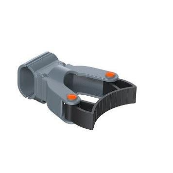 Obrázek vykreslený ve 3D držáku oválné rukojeti Di Protect (1 ks, Diversey Deutschland GmbH & Co. OHG), oválného držáku rukojeti pro vozík TASKI Protect, který je navržen pro úklidové úkoly - šedý plast s oranžovými akcenty a žebrovanou rukojetí.