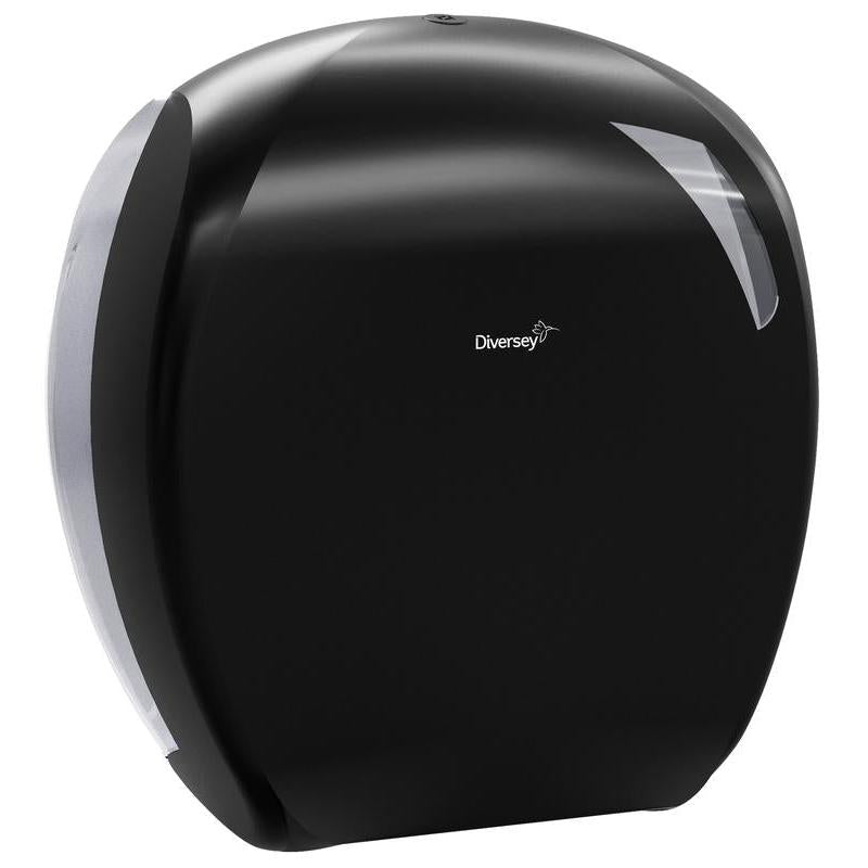 Držák na toaletní papír Jumbo Maxi od Diversey Deutschland GmbH & Co. OHG je černý dávkovač s průhlednou pravou stranou a logem uprostřed - ideální pro komerční sanitární oblasti. Zobrazeno na bílém pozadí.