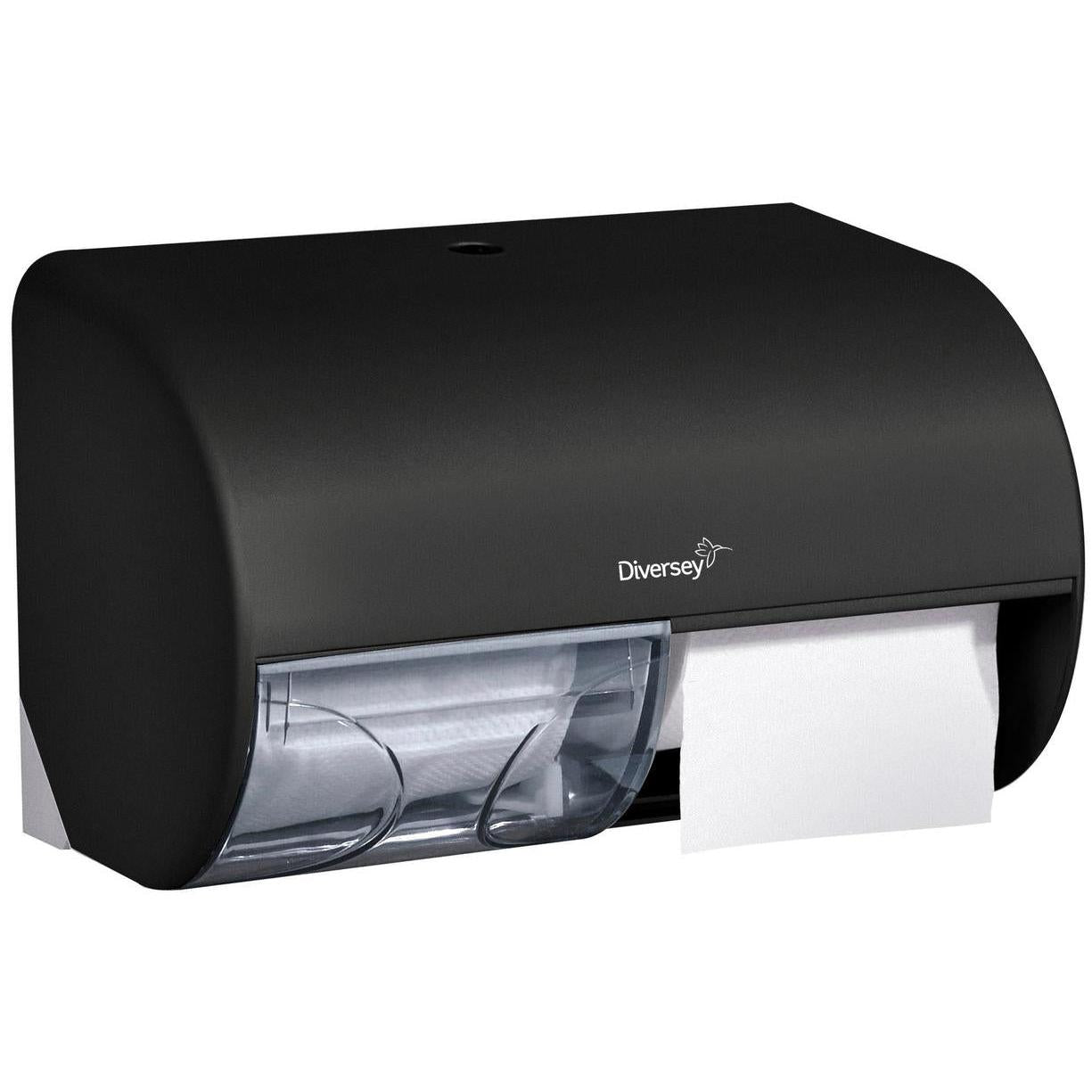 "Horizontální držák na dvojité role toaletního papíru" od Diversey Deutschland GmbH & Co. OHG je černý nástěnný držák s průhlednou spodní částí, která zobrazuje dvě role toaletního papíru a název značky na přední straně, přičemž papír je viditelný ve výdejním otvoru.
