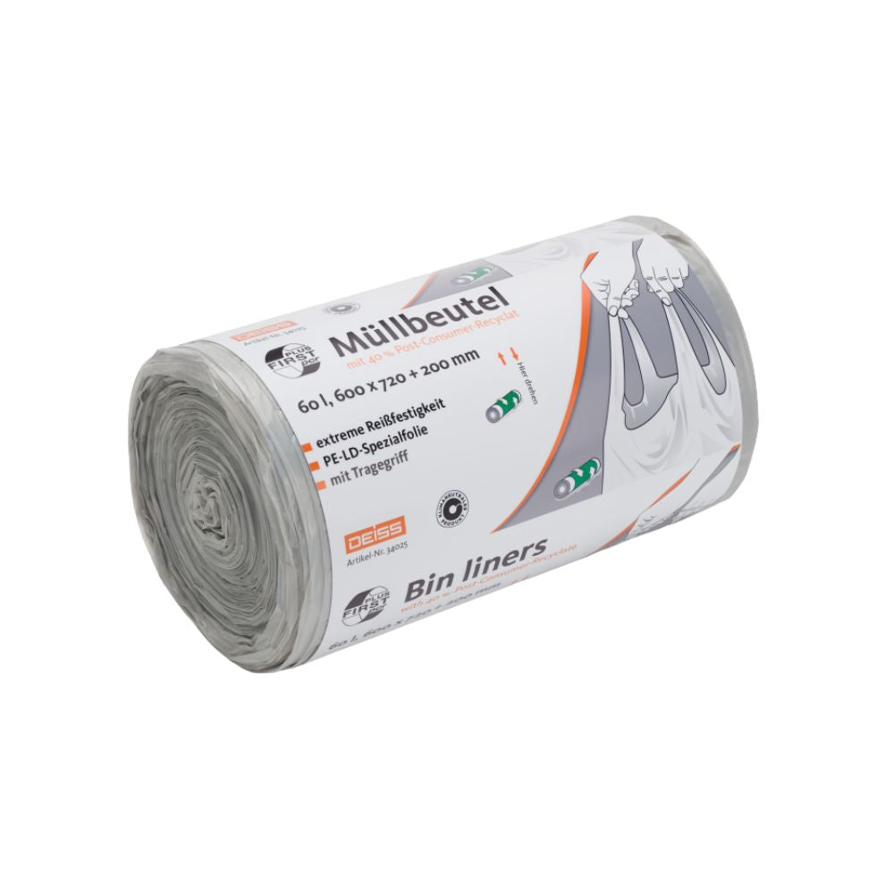 Eine Rolle DEISS First Plus Pcr Müllbeutel 60 Liter, 34045 mit Tragegriff von EMIL DEISS KG (GmbH + Co.) hebt in deutscher Schrift die Abmessungen und die klimaneutrale Natur hervor. Das Etikett mit einem Mülleimersymbol enthält Text in Englisch und Deutsch. Diese teilweise abgerollten Müllbeutel enthalten einen PCR-Anteil von 40 % und sind für umweltbewusste Benutzer gedacht.
