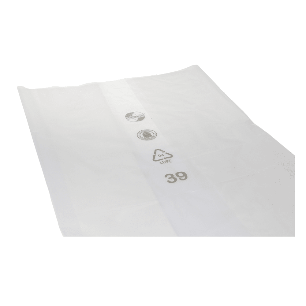 Jedna DEISS 99095 - 900+600x1800x0,06 mm průhledná obal na oděvy z recyklovaného materiálu se složenými okraji je zobrazena před bílým pozadím. Obal je opatřen třemi tištěnými logy a textem, včetně „4 love“ a čísla „39“.