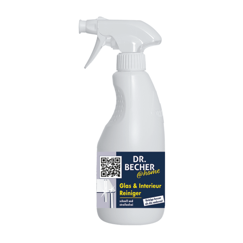 Bílá sprejová láhev s nápisem „DR.BECHER @home Čistič skla a interiéru | Láhev (500 ml)“ společnosti Dr. Becher GmbH slibuje lesk bez šmouh na skle a nerezové oceli. Štítek s modrými a žlutými designovými prvky obsahuje QR kód. Bílá sprejová tryska je umístěna nahoře a usnadňuje aplikaci.