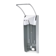 Der Dr. Schumacher Wandspender AK 500 Plus lang ist ein wandmontierter Spender aus Edelstahl mit einem oberen Hebel zur Bedienung mit dem Ellenbogen und einem leeren Fach für Ihre Desinfektionsmittelflasche.