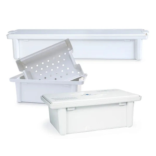 Ausgestellt sind vier weiße Kunststoffbehälter und -deckel; bei einem handelt es sich um eine Instrumentenwanne der Dr. Schumacher GmbH (Auslaufartikel: 1 Stück), die einem medizinischen Instrumentensieb ähnelt, mit einem gelochten Sieb und einem geschlossenen Behälter im Vordergrund.