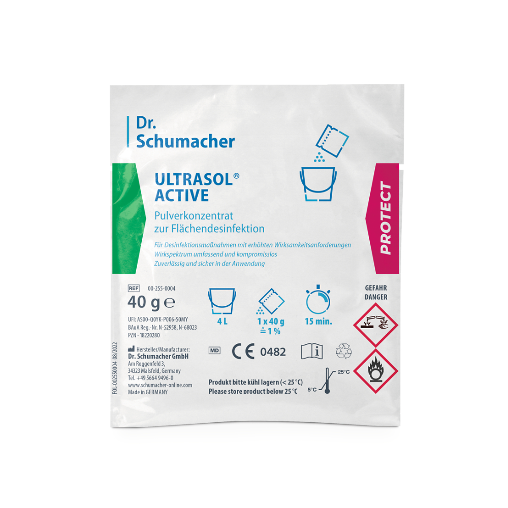 Balíček Dr. Schumacher Ultrasol® Active Flächendesinfektion od společnosti Dr. Schumacher GmbH obsahuje práškový koncentrát pro dezinfekci povrchů. Bílý obal se zelenými a růžovými akcenty obsahuje text a symboly, které naznačují, že obsahuje 40 gramů práškového koncentrátu pro dezinfekci povrchů a měl by být skladován pod 25 °C. Na obalu jsou také přítomny symboly nebezpečí.