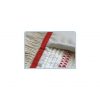 Detailní záběr na Arcora QUATTRO MOPP od Arcora International GmbH s červeným pruhem a bílo-červeným čtvercovým vzorem, který zvýrazňuje detailní mikrovláknovou strukturu pro důkladné čištění podlah.