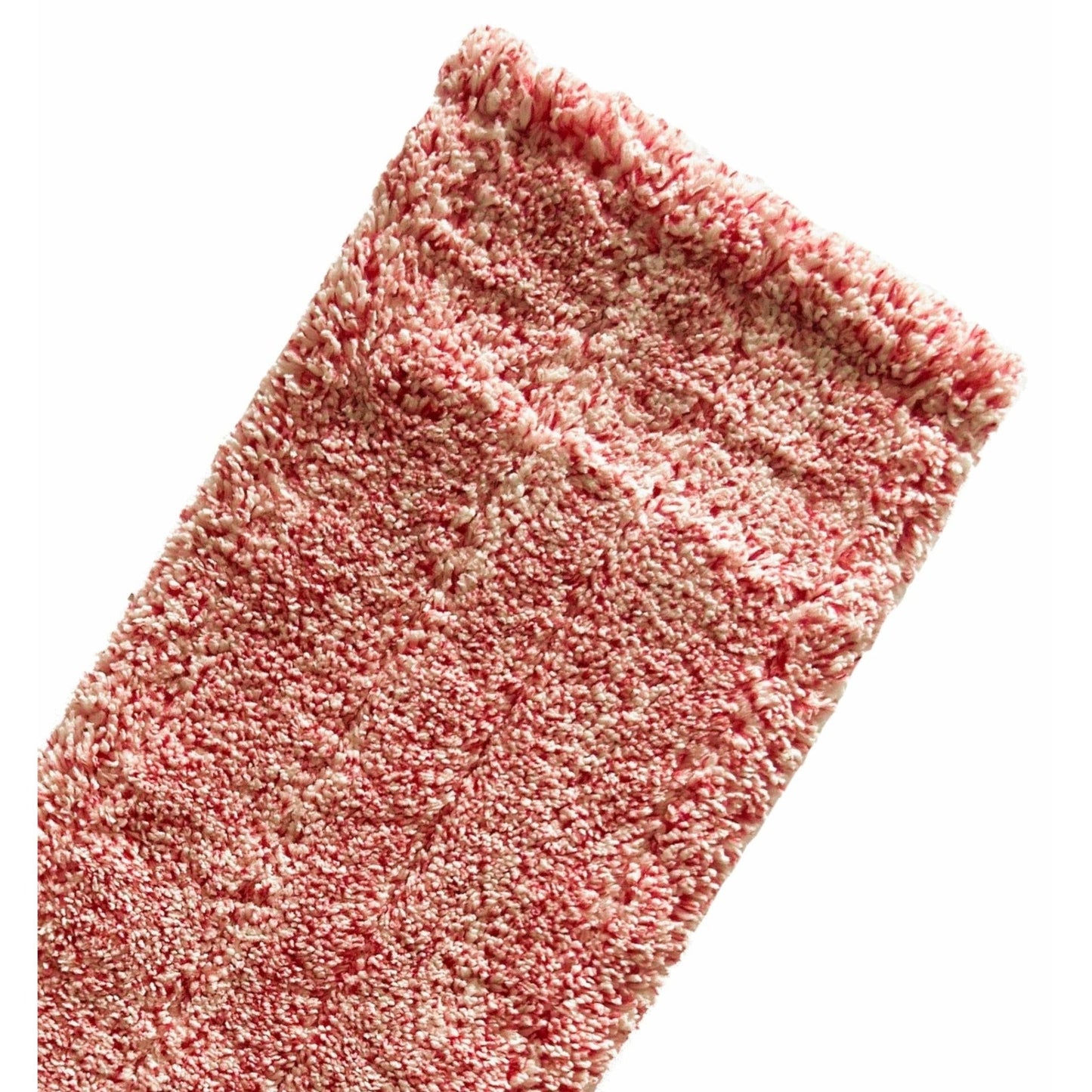 Detailní záběr na růžovou a bílou, strukturovanou, obdélníkovou látku - zjevně ručník Arcora MICRO RED DB - FC od společnosti Arcora International GmbH - na bílém pozadí.