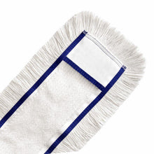 Záběr zblízka ukazuje Arcora Universal Bw-Moppbezug Einfassband Blau od Arcora International GmbH s bílou, obdélníkovou mopovou hlavou, modrým okrajem a třásněmi, navržený pro profesionální čištění na bílém povrchu.