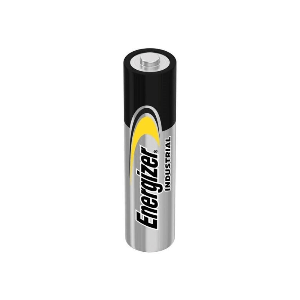Jedna jednotlivá alkalická baterie Energizer Industrial Alkaline EN92 LR03 AAA Micro z balení (10 kusů) od společnosti Energizer Deutschland GmbH stojí vzpřímeně. Má černo-stříbrno-žlutý design s názvem značky „Energizer“ a slovem „Industrial“ vertikálně na straně. Horní 1,5-voltový kontakt baterie je viditelný.