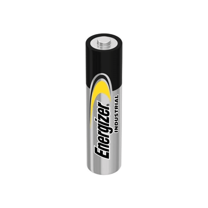 Jedna jednotlivá alkalická baterie Energizer Industrial Alkaline EN92 LR03 AAA Micro z balení (10 kusů) od společnosti Energizer Deutschland GmbH stojí vzpřímeně. Má černo-stříbrno-žlutý design s názvem značky „Energizer“ a slovem „Industrial“ vertikálně na straně. Horní 1,5-voltový kontakt baterie je viditelný.