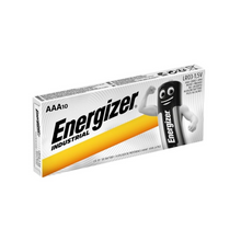 Na obrázku je obdélníkové balení Energizer Industrial Alkaline EN92 LR03 AAA Micro | Balení (10 kusů) od společnosti Energizer Deutschland GmbH. Bílá krabička se žlutými a černými akcenty obsahuje 10 baterií. Na přední straně je logo Energizer a obrázek bateriové postavičky s pažemi. Každá baterie poskytuje napětí 1,5 voltů.