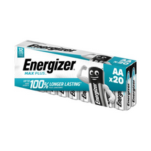 Zobrazeno je balení 20 kusů baterií Energizer Max Plus Mignon AA od společnosti Energizer Deutschland GmbH. Obal inzeruje „o 100 % delší životnost“ a trvanlivost 12 let. Značka „Energizer Max Plus“ je výrazně zobrazena spolu s obrázkem bateriové postavičky s rukama, což zdůrazňuje dlouhou životnost a spolehlivost baterie.