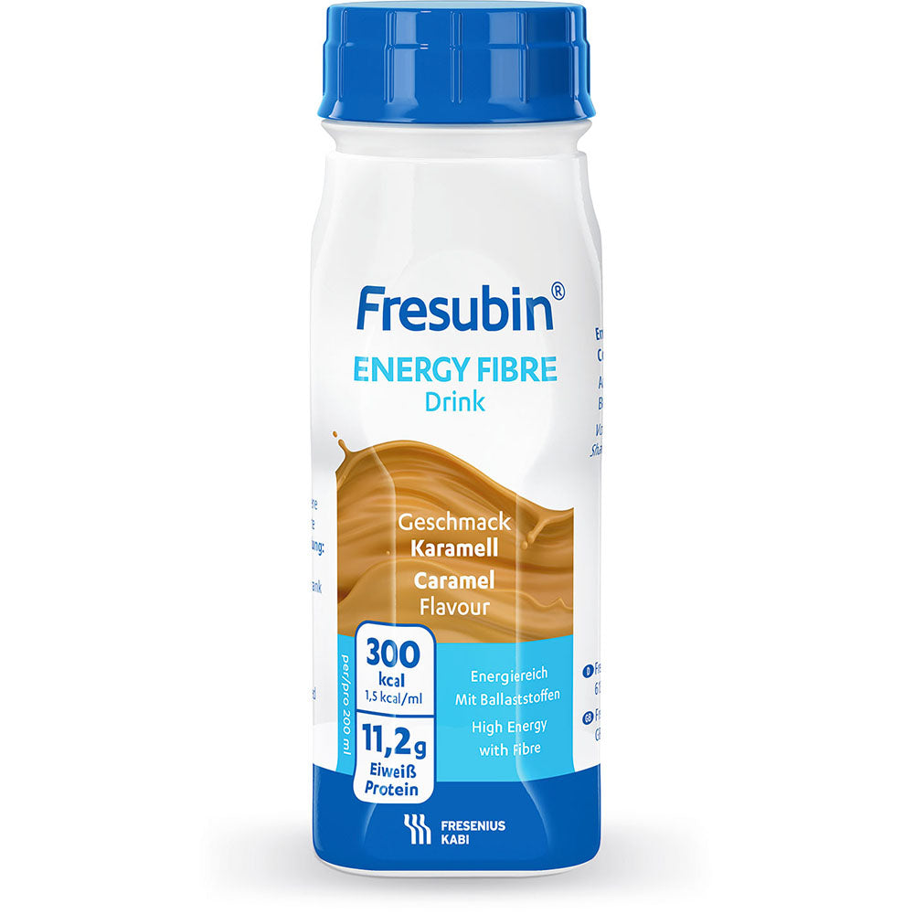Auf einer 200-ml-Flasche Fresubin Energy Fibre Drink der Fresenius Kabi Deutschland GmbH, Geschmacksrichtung Karamell, mit blauem Verschluss und Etikett stehen 300 kcal, 11,2 g Eiweiß und ein hoher Ballaststoffgehalt auf der Verpackung.