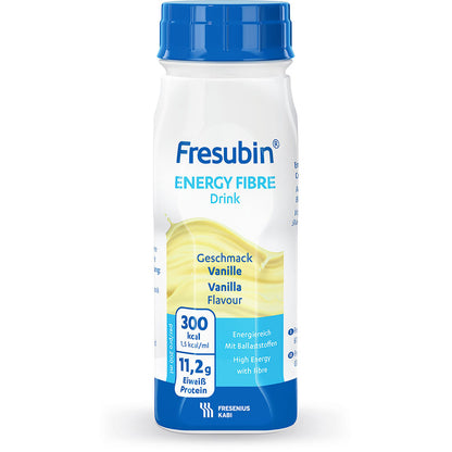 Eine 200-ml-Flasche Fresubin Energy Fibre Drink von Fresenius Kabi Deutschland GmbH, Geschmacksrichtung Vanille, ist blau-weiß beschriftet und enthält Nährwertangaben: 300 kcal, 11,2 g Eiweiß und hoher Energie- und Ballaststoffgehalt.