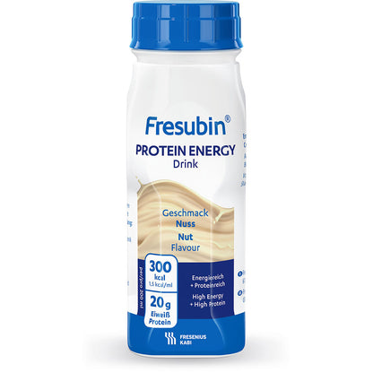 Eine 200ml Flasche Fresubin Protein Energy Drink von Fresenius Kabi Deutschland GmbH liefert 300 kcal und 20g Protein pro Portion. Die weiße Flasche mit blauen Akzenten ist in deutscher und englischer Sprache beschriftet.