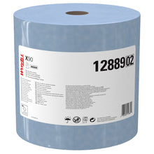 Eine große blaue WypAll® X90 PowerClean Großrolle der Kimberly-Clark GmbH mit 450 Blatt pro Rolle und dem Produktcode "1288902" steht aufrecht auf einem weißen Hintergrund, auf dem ein weißes Etikett mit Branding und Informationen angebracht ist.