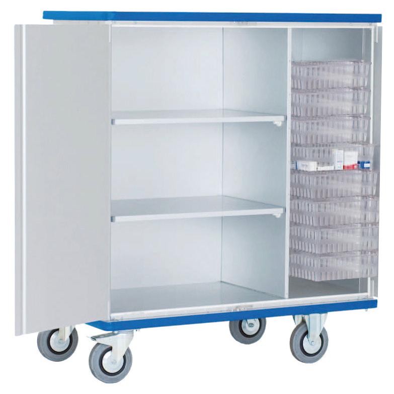 Vozík Novocal z eloxovaného hliníku s dvěma křídlovými dveřmi otočnými o 270° nabízí flexibilní úložný prostor - ideální pro zdravotnická zařízení, díky centrálnímu zámku a lehce pohyblivým kolečkům.