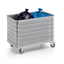 Novocal přepravní kontejner z hliníku s objemem 430 l, vybavený 2 pevnými a 2 otočnými kolečky (Ø125), obsahuje jeden černý a jeden modrý pytel na odpadky. Průmyslový vozík je vyfotografován na bílém pozadí.