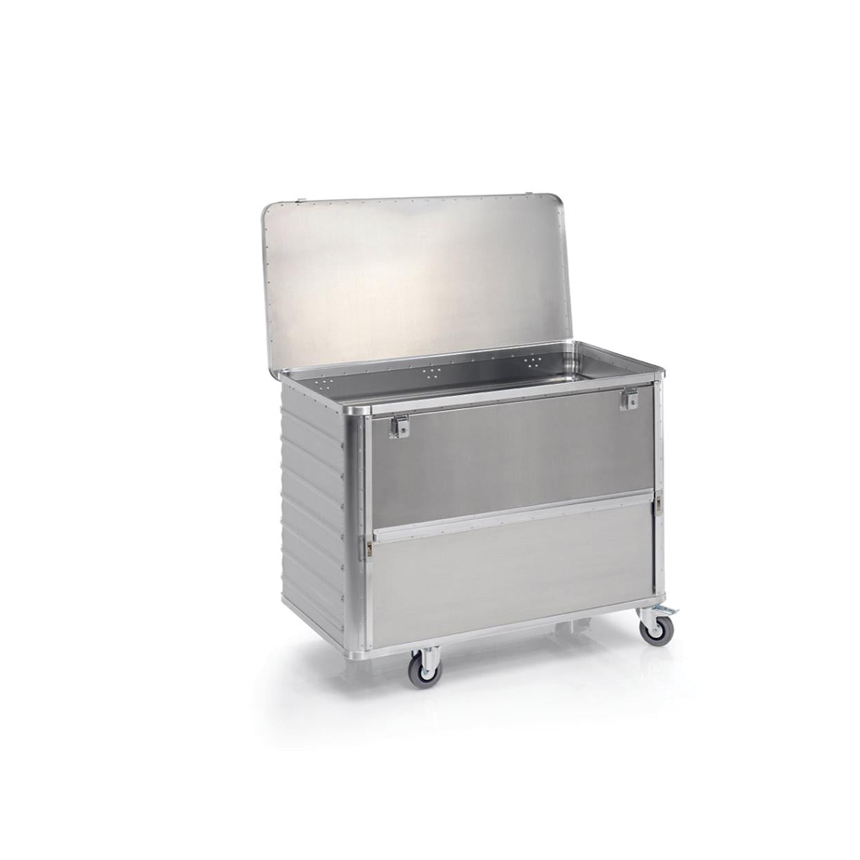 Der Novocal Transportcontainer aus Aluminium mit absenkbarer Vorderwand steht auf 2 Bock- und 2 Lenkrollen. Das leere Behältnis ist geöffnet und vor weißem Hintergrund platziert.