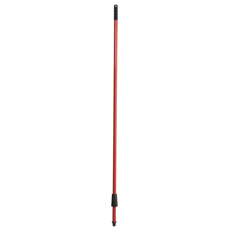 Násada na koště IN-UP od Haug Bürsten KG z červené ocelové trubky (vnější průměr 21 mm, délka 1300 mm) stojí s černými plastovými konci vertikálně před bílým pozadím.