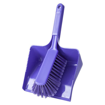 SADA NA ZAMETÁNÍ, MĚKKÁ, 350MM od Haug Bürsten KG je fialový plastový set s 350mm lopatkou a odpovídajícím štětcem. Kartáč sedí v lopatce, rukojeť leží na rukojeti lopatky, měkké štětiny směřují dolů.