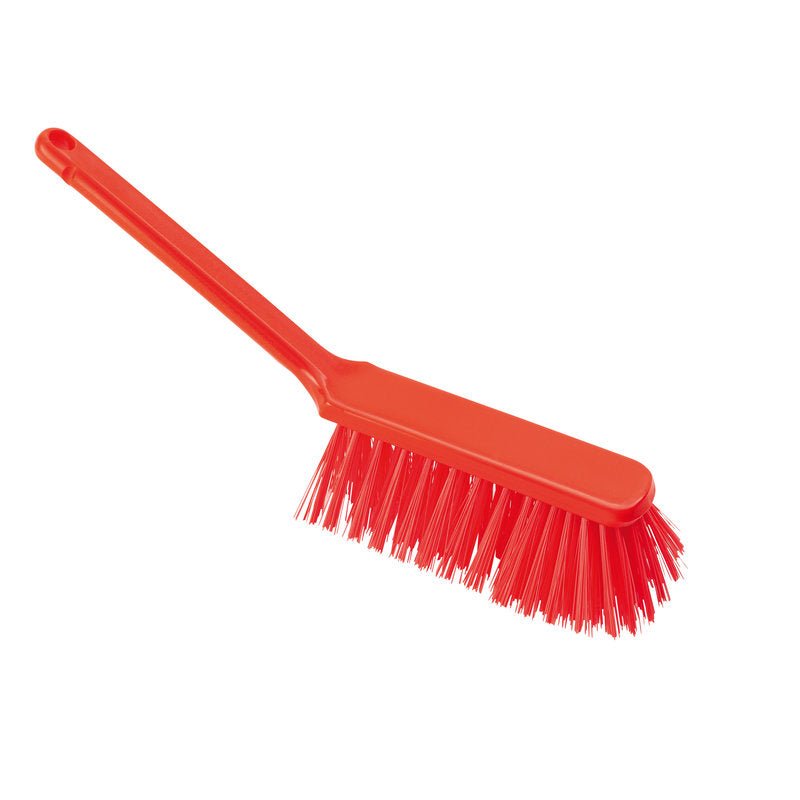 RUKÁVKA od Haug Bürsten KG, ø 0,50MM, tvrdá, 310x40x45MM, s dlouhou rukojetí a hustými šikmými štětinami z červeného plastu je zobrazena na bílém pozadí.