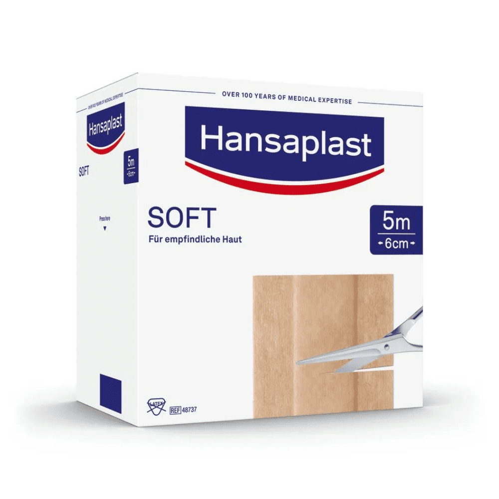 Krabička náplastí Hansaplast Soft s nápisem „Citlivá pokožka“, velikost 5 metrů krát 6 centimetrů, na straně je vidět béžový proužek náplasti. Text na.