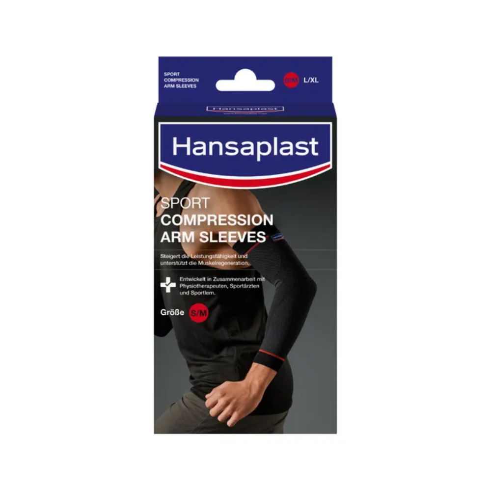 Na obalu Hansaplast Sport Compression Arm Sleeves velikosti S/M od Beiersdorf AG je vyobrazena osoba s černým rukávem na tmavém pozadí. Produkt slibuje podporu svalového výkonu a zlepšení krevního oběhu pro lepší regeneraci svalů.