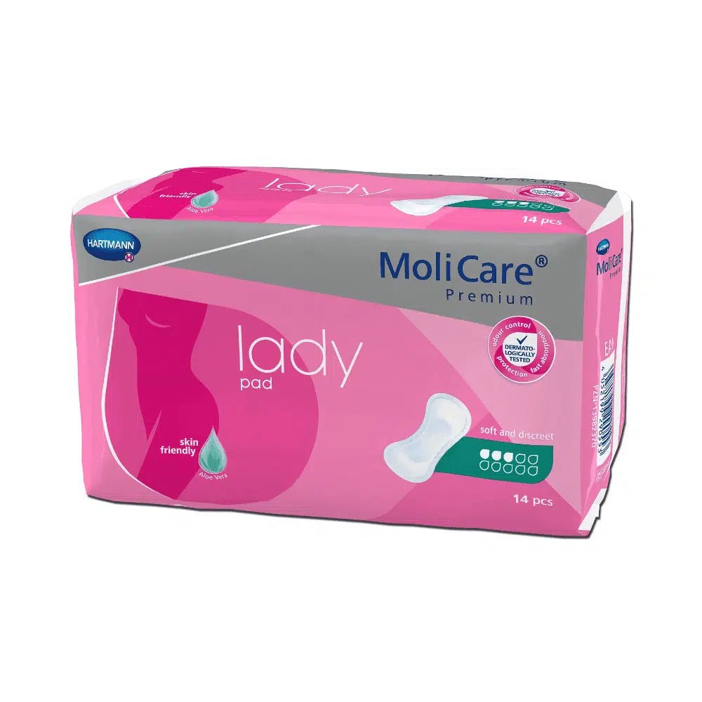 Balíček vložek Hartmann MoliCare® Premium lady pad s 14 kusy. Růžový obal zobrazuje obrázek produktu a je označen nápisem „měkké a diskrétní“ s absorpční schopností 4 kapky, ideální pro lehkou inkontinenci, a symbolem „přátelské k pokožce“. Paul Hartmann AG