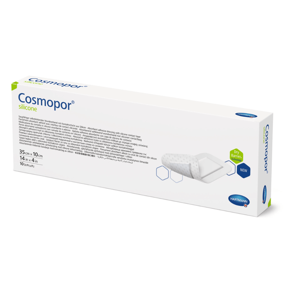 Krabička se sterilními Cosmopor®-silikonovými náplastmi od Paul Hartmann AG s detaily produktu a logem značky na bílém pozadí. Krabička je označena rozměry a množstvím a upozorňuje na novou, vylepšenou formuli.