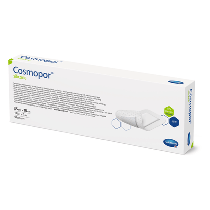 Krabička se sterilními Cosmopor®-silikonovými náplastmi od Paul Hartmann AG s detaily produktu a logem značky na bílém pozadí. Krabička je označena rozměry a množstvím a upozorňuje na novou, vylepšenou formuli.