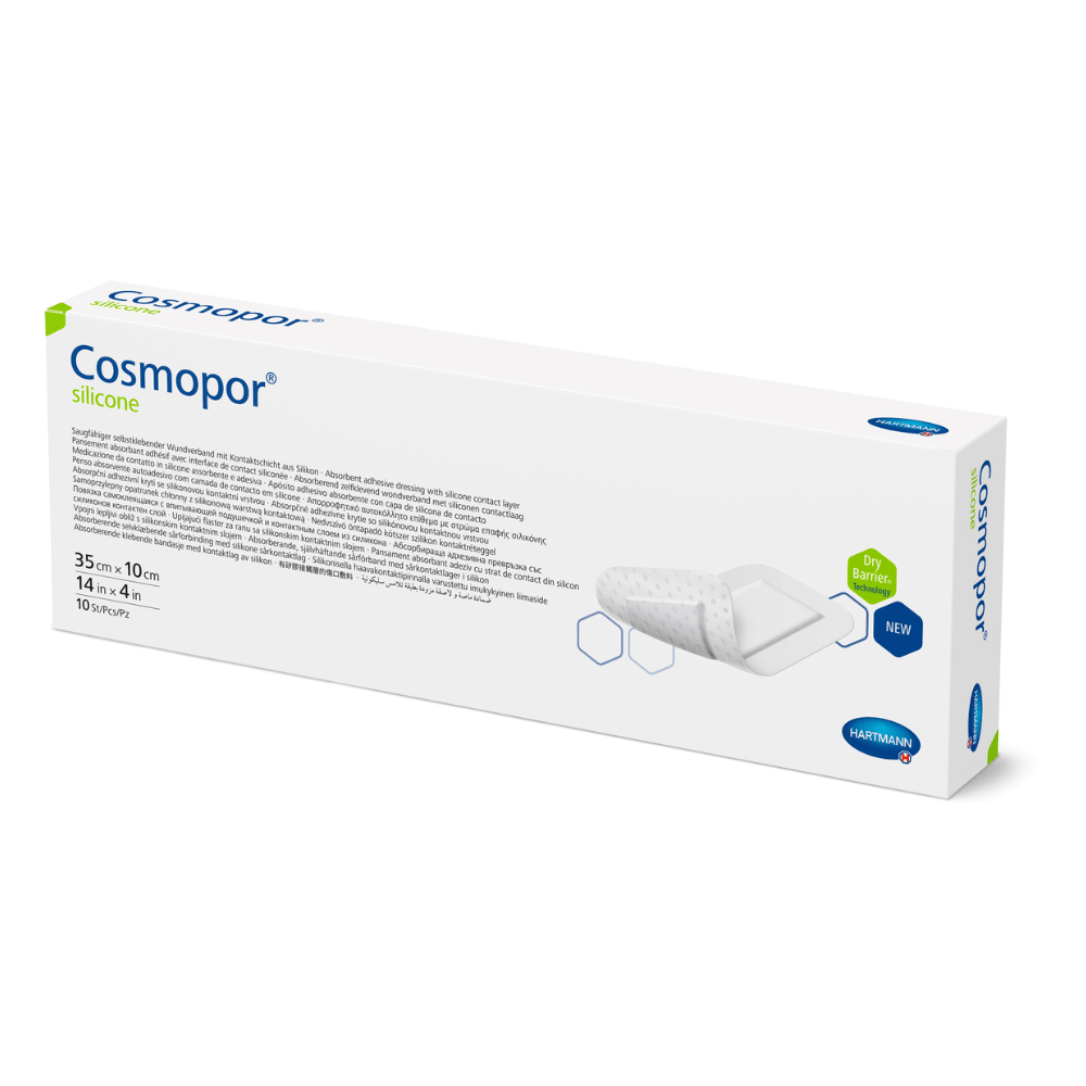 Balení sterilního silikonového obvazu na rány Hartmann Cosmopor®, které ukazuje produkt a jeho specifikace, včetně velikosti a množství. Krabice je převážně bílá s modrými a zelenými akcenty.