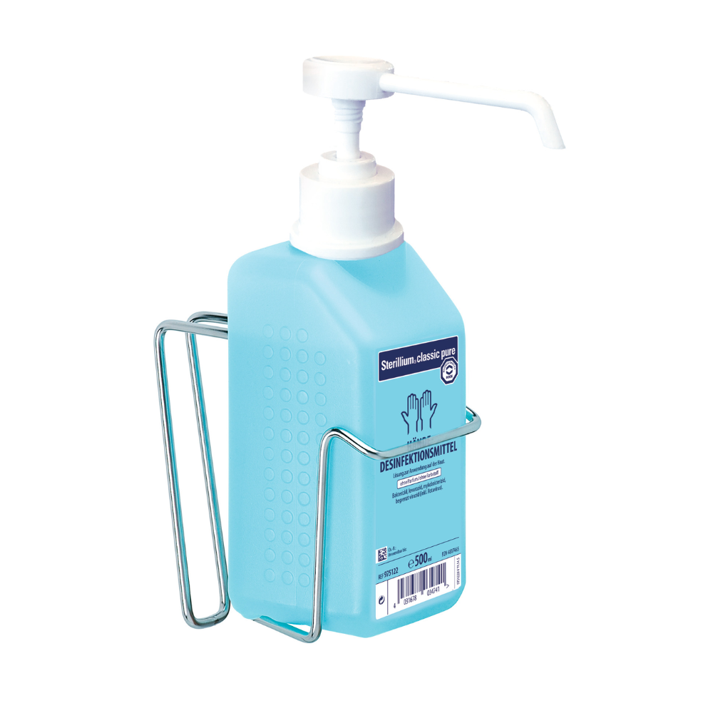 Modrá láhev Sterillium Classic Pure dezinfekčního prostředku na ruce s pumpičkou stojí v kovovém držáku na láhev Hartmann pro BODE Eurospender 3 s ohnutým držadlem pro 1L láhev | kus (1 kus) od společnosti Paul Hartmann AG. Na přední straně láhve je etiketa s textem a symbolem ruky. Obsahuje 500 ml dezinfekčního prostředku, ideální pro hygienicky citlivé oblasti.