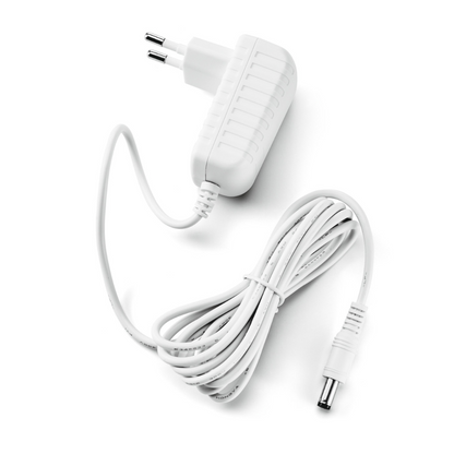 Adaptér Paul Hartmann AG Veroval AC/DC P1 má vlevo bílý, dvoupólový konektor a vpravo dlouhý, vinutý kabel s válcovým konektorem. Jeho vroubkované strany poskytují úchop a činí ho ideálním pro napájení zařízení, jako je Veroval tonometr na paži.