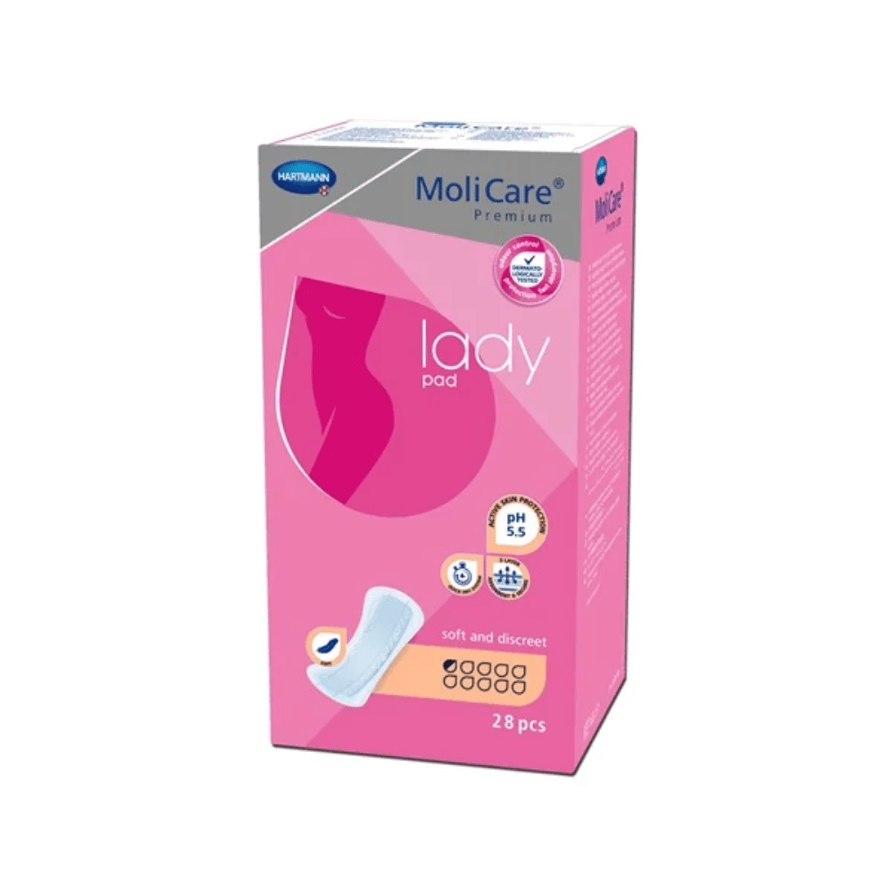 Obrázek ukazuje růžovou krabici vložek Hartmann MoliCare® Premium Lady Pad. Krabice je ozdobena stylizovanou ženskou siluetou, nese označení „pH 5,5“ a uvádí, že obsahuje 28 kusů. Vložky určené pro lehkou inkontinenci jsou měkké a diskrétní a nesou logo Paul Hartmann AG v levém horním rohu.