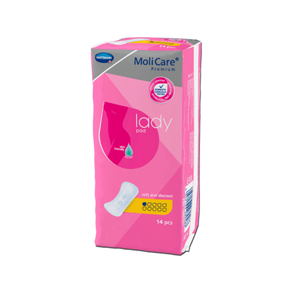 Růžový balíček vložek Hartmann MoliCare® Premium lady pad pro lehkou inkontinenci. Na přední straně jsou vidět název značky Paul Hartmann AG, typ produktu, obrázek kapky a ilustrace, která zdůrazňuje měkkou a diskrétní povahu vložek. Balíček obsahuje 14 kusů.