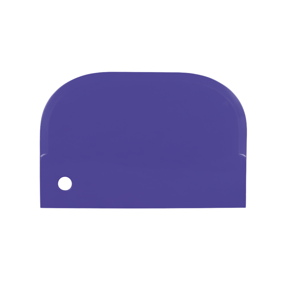 Malá fialová škrabka na těsto z plastu od Haug Bürsten KG s praktickým otvorem v rohu na bílém pozadí. Je ideální nejen pro pečení, ale je také potravinářsky bezpečná a skvěle se hodí k odstraňování odolných nečistot.