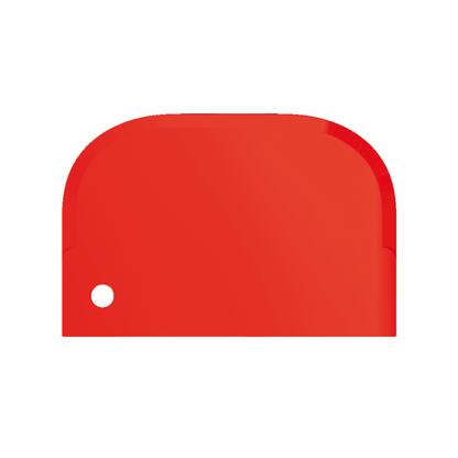 Jasně červený předmět se zaoblenými hranami a lesklým povrchem, který připomíná Haug škrabka malá 15 x 10 cm od Haug Bürsten KG. Má malý kulatý otvor v levém dolním rohu a je zobrazen na jednoduchém bílém pozadí.