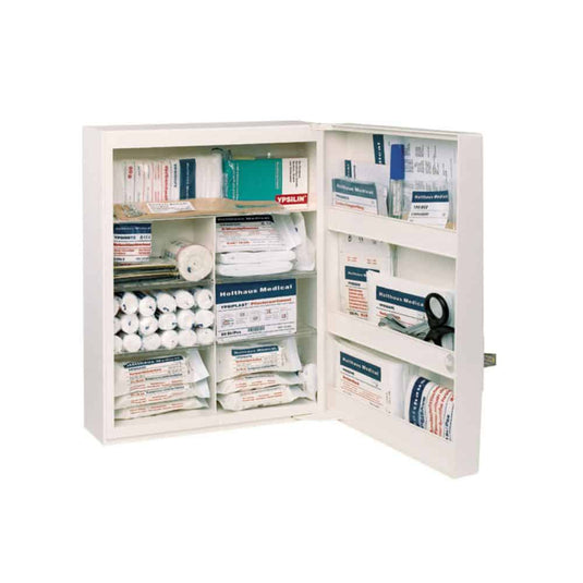 Lékárnička Holthaus Medical FAMULUS (bez obsahu) od společnosti Holthaus Medical GmbH & Co. KG je otevřená, prostorná lékárnička první pomoci s několika policemi, které lze vybavit různými zdravotnickými potřebami, jako jsou obvazy, role gázy, maska pro resuscitaci, antiseptické ubrousky a náplasti. Jeho přehledné uspořádání zajišťuje snadnou identifikaci a rychlý přístup v případě nouze. Pro rychlou identifikaci je na dveřích zřetelně umístěna záchranná značka.