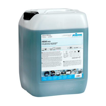 Nádoba o objemu 20 litrů z poloprůhledného plastu s černým víkem obsahuje modro-zelený Kiehl ARENAS-eco Tekutý prací prostředek od Johannes Kiehl KG. Na štítku jsou uvedeny informace o produktu, pokyny k použití a logo Kiehl.