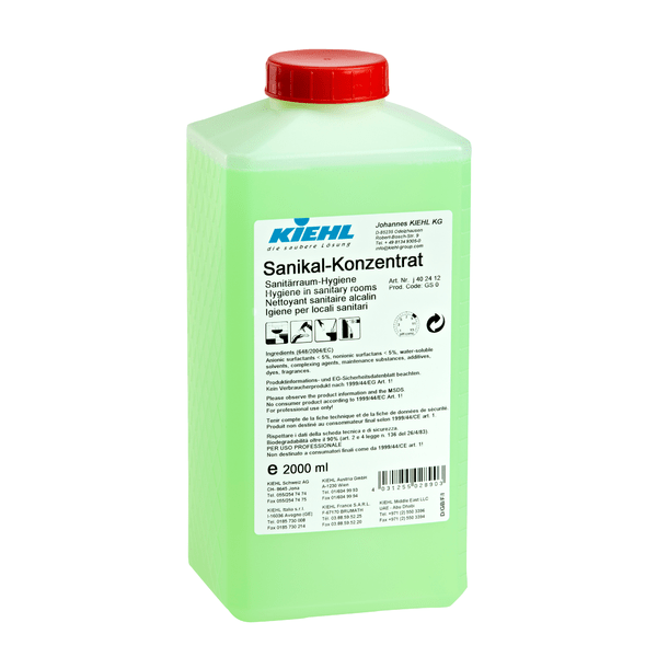 Zelený, obdélníkový 2litrový plastový kontejner od Johannes Kiehl KG s nápisem "Kiehl Sanikal-Konzentrat Sanitärraum-Hygiene" je opatřen červeným víčkem a vícejazyčnými informacemi o produktu a použití na přední straně.