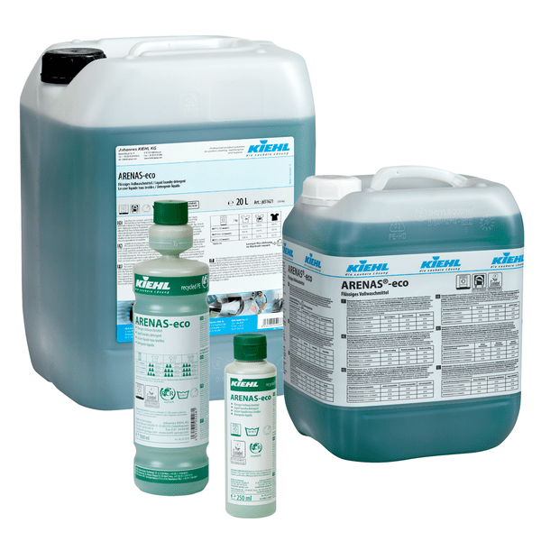 Čtyři balení Kiehl ARENAS-eco Tekutý prací prostředek od Johannes Kiehl KG - dva velké džbány a dvě menší láhve - jsou vybaveny etiketovaným obalem a modro-zelenou ekologickou tekutinou.