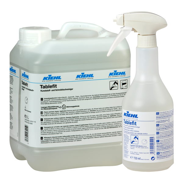 5litrový kanystr a 750ml láhev s rozprašovačem, obě s nápisem "Kiehl Tablefit čistič plastů a stolů" od společnosti Johannes Kiehl KG, jsou opatřeny bílými a modrými etiketami s informacemi o produktu a logy a obsahují tekutý čisticí roztok.