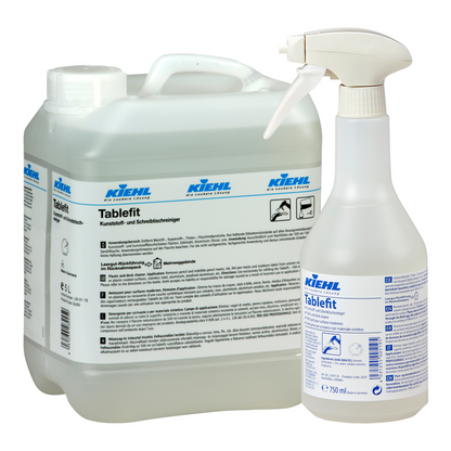 5litrový kanystr a 750ml láhev s rozprašovačem, obě s nápisem "Kiehl Tablefit čistič plastů a stolů" od společnosti Johannes Kiehl KG, jsou opatřeny bílými a modrými etiketami s informacemi o produktu a logy a obsahují tekutý čisticí roztok.